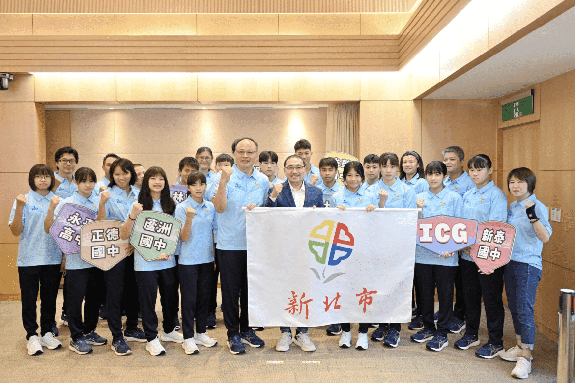 侯友宜勉勵「新北小紀政」林子婕     國際少年運動會代表隊授旗     挑戰全球新秀