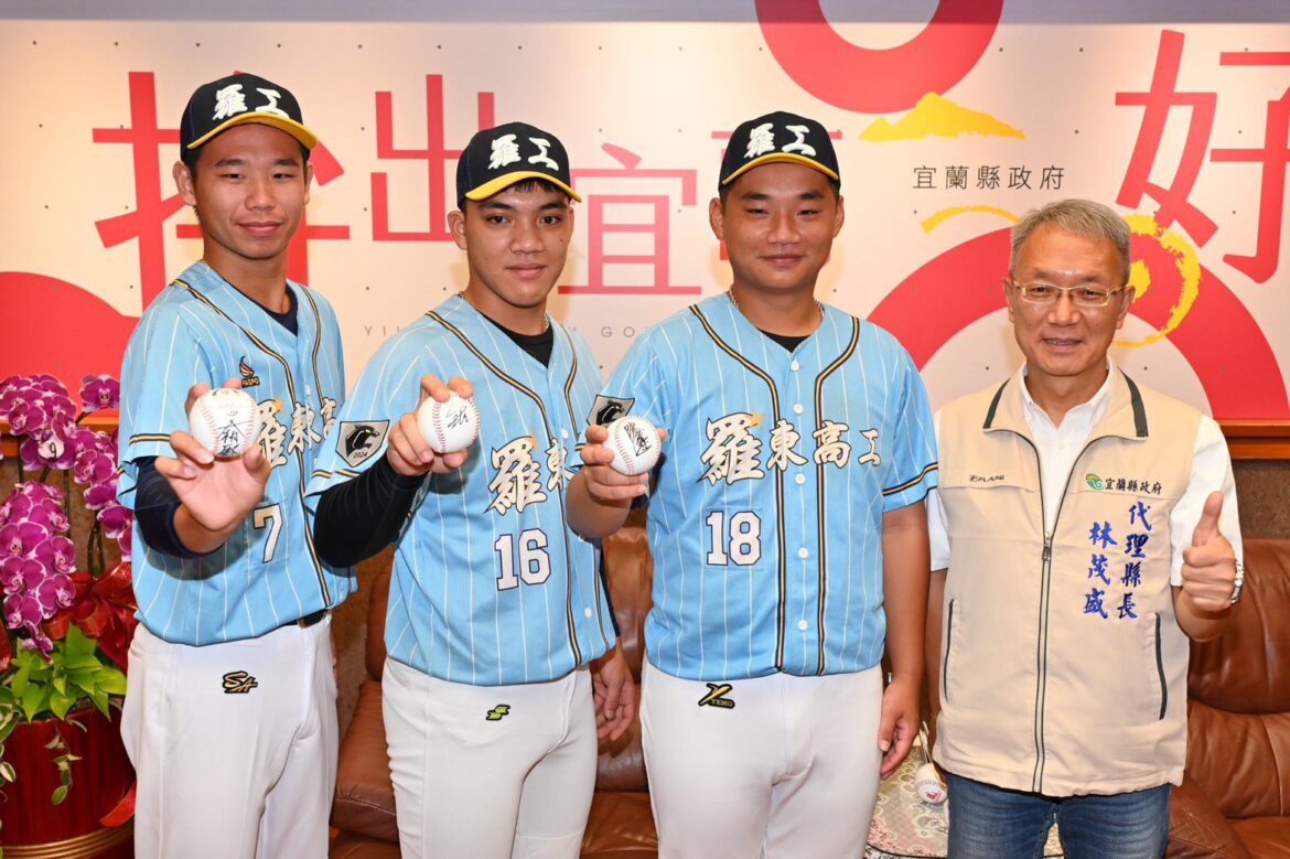 新星閃耀職棒及企業甲組 三選手親贈簽名球致謝縣府