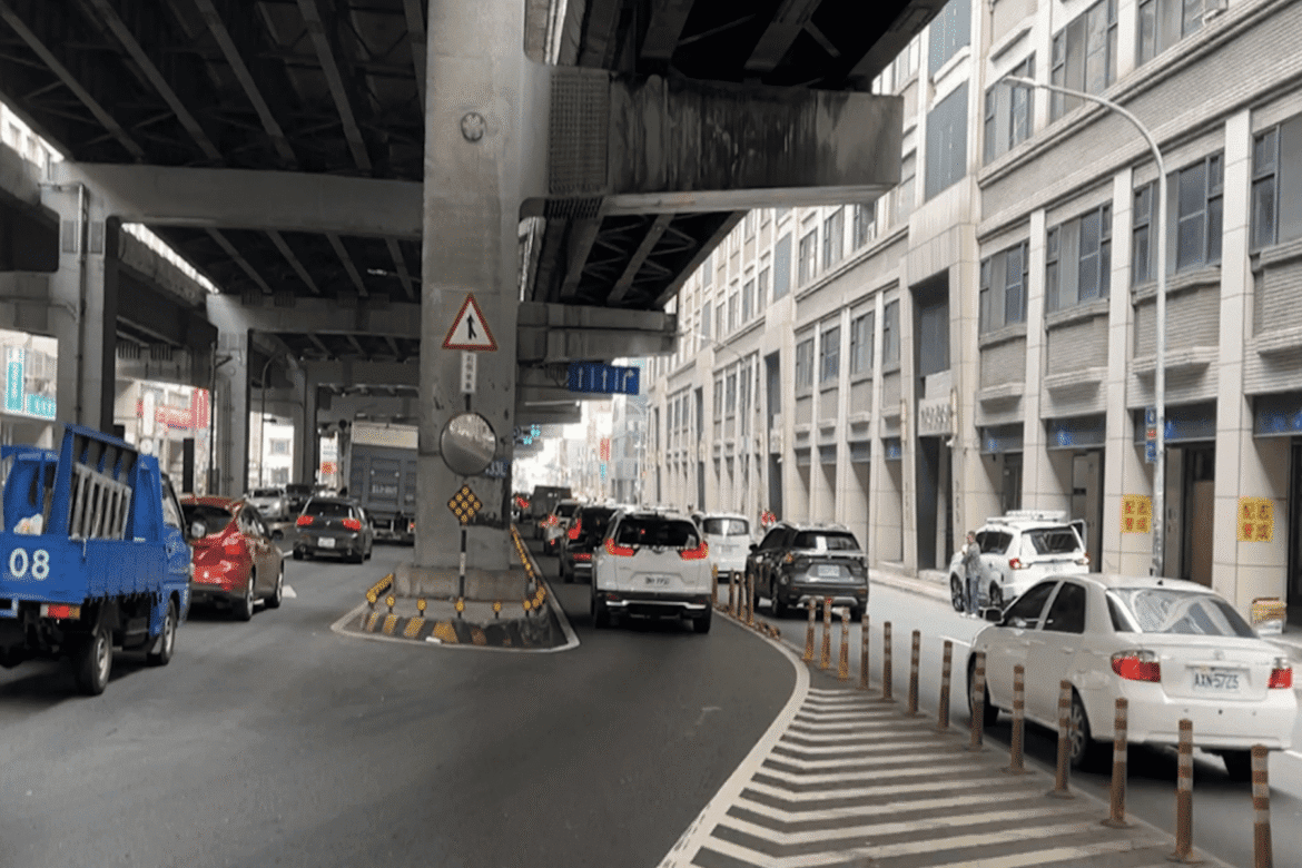 新北中和中正路試辦新制     8/7上午10時起     內側車道可右轉往板橋