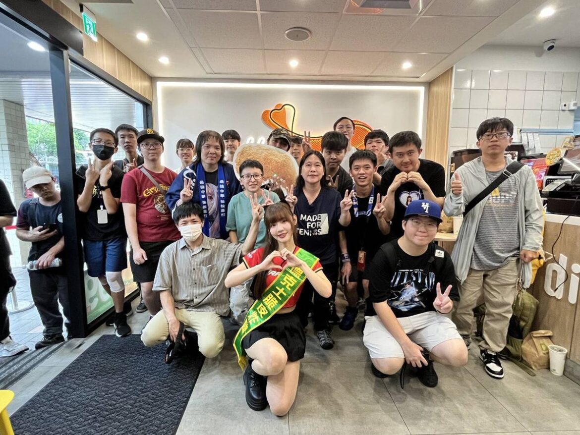 「雞不可失」！小龍女接力快閃德克士炸雞店  粉絲追星看這裡