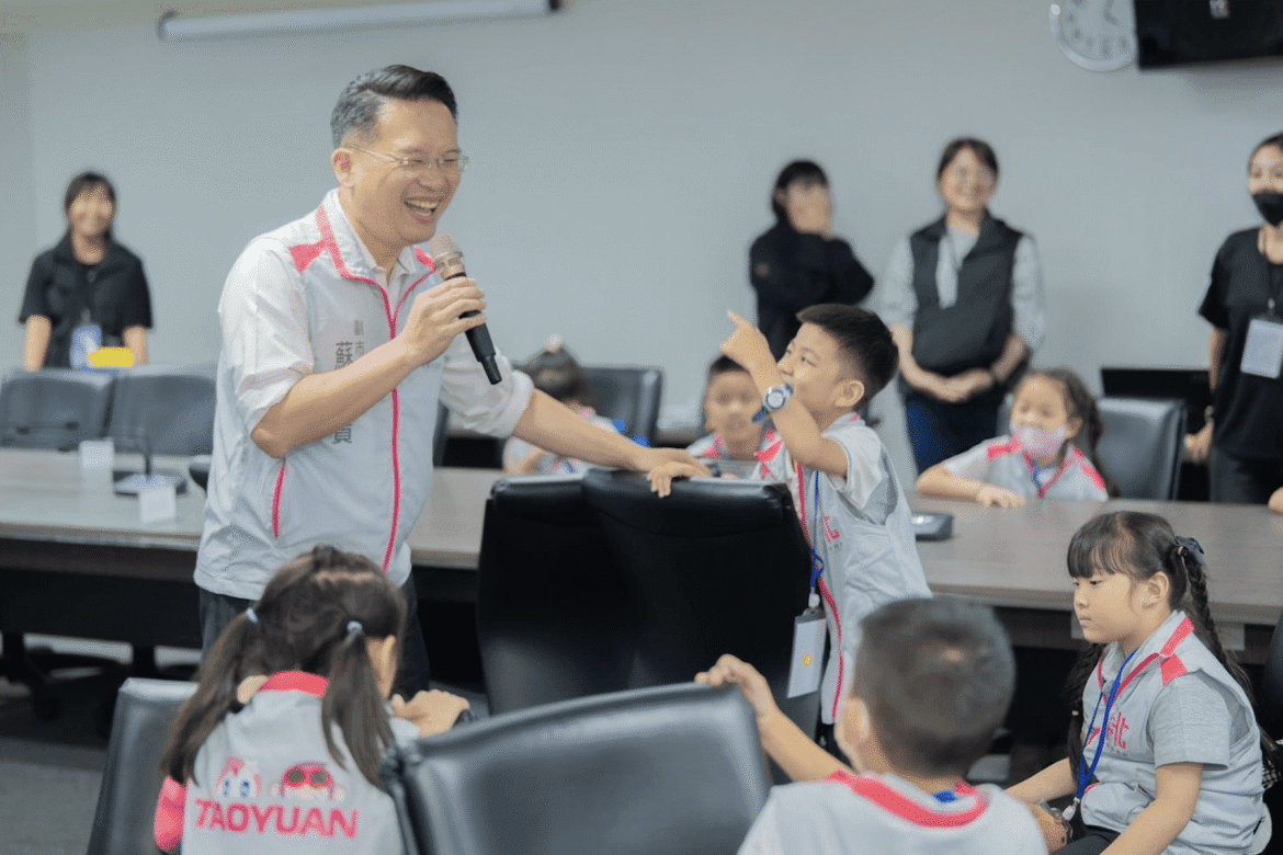 未來市政看你們     蘇俊賓頒發桃園小小市長聘書     肯定學員積極態度與表現