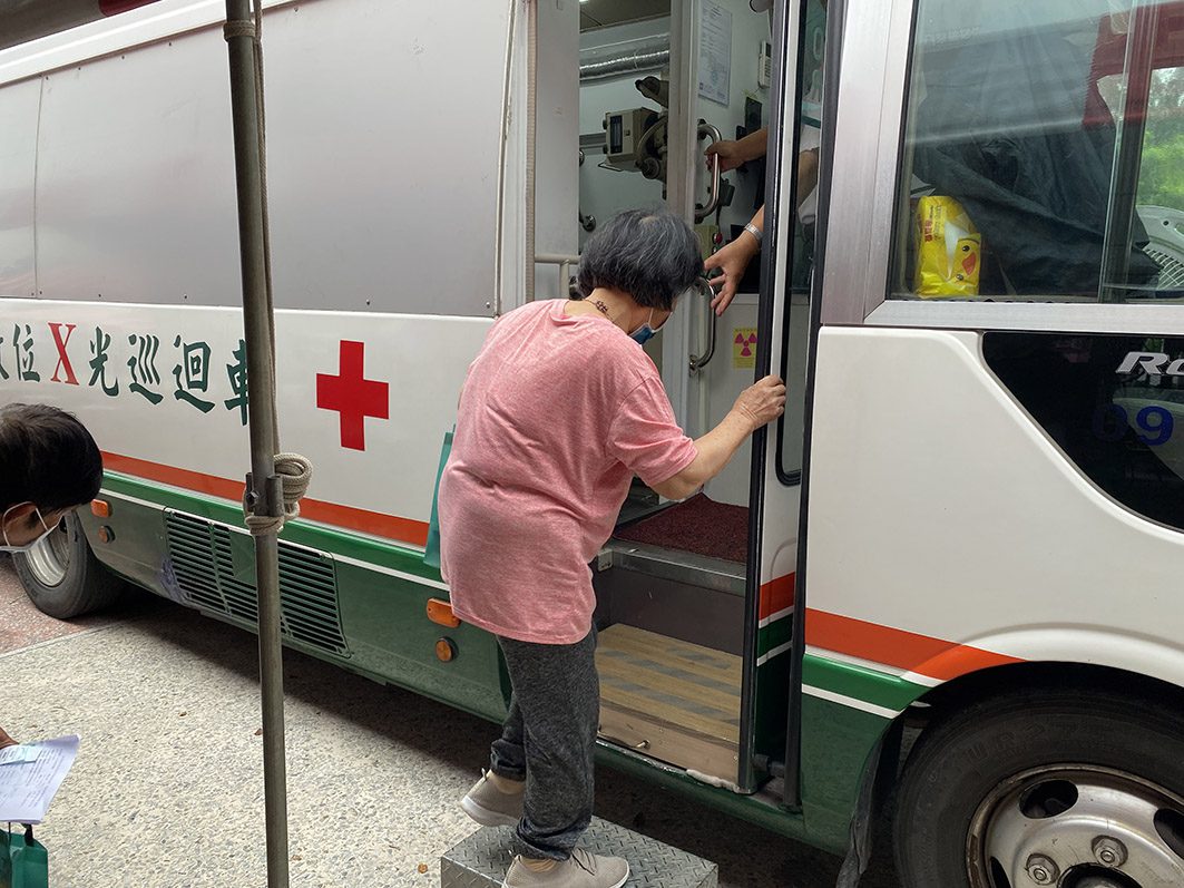 嘉義縣行動巡迴篩檢　意外揪出結核病患