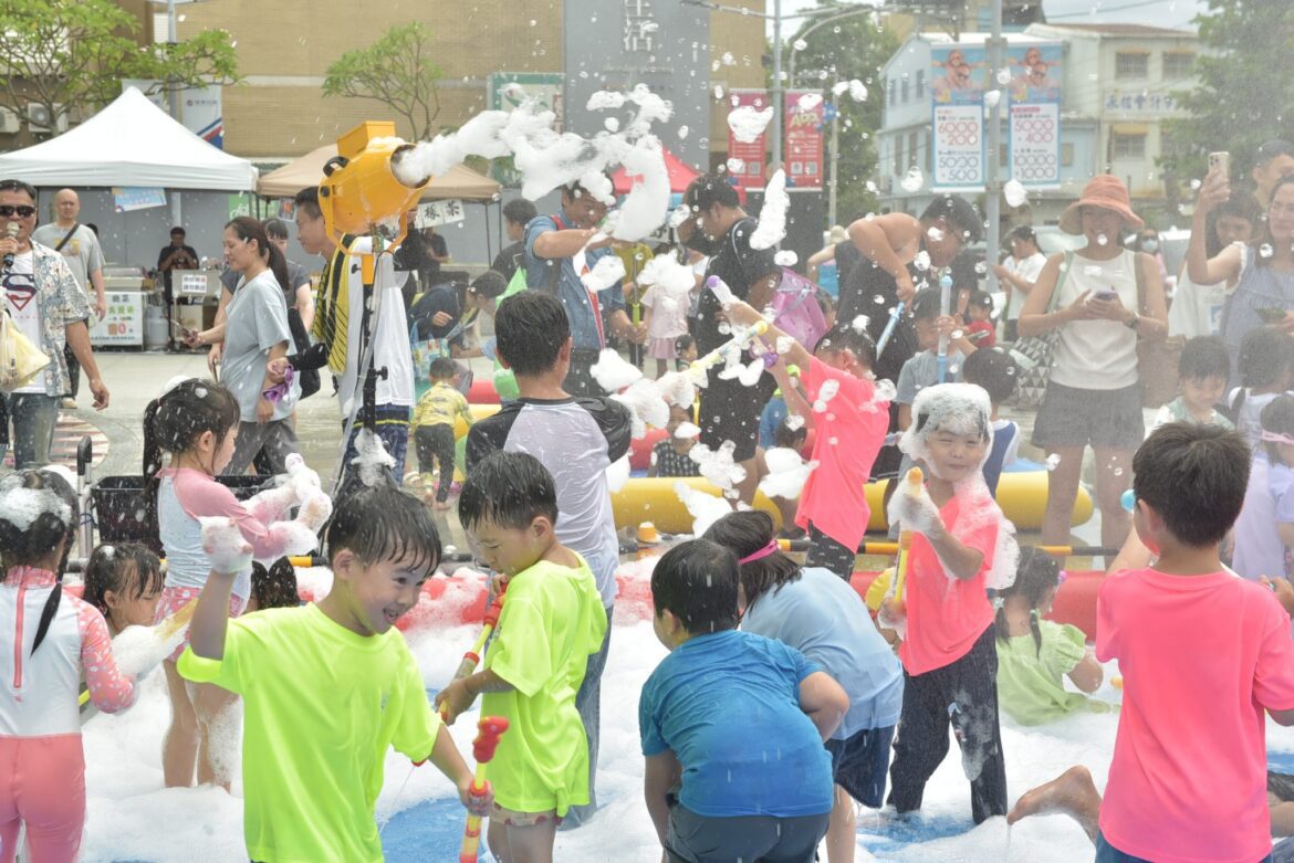 夏日水樂園公益活動　魏嘉彥陪伴親子消暑同樂