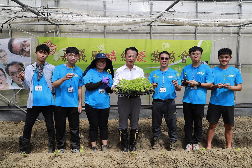 第八屆「一季園主」扶植精緻農業人才　青年園主率先種下甜瓜苗