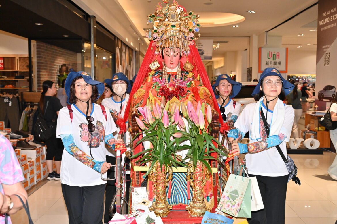 媽祖女神逛百貨   近距離感受媽祖神采