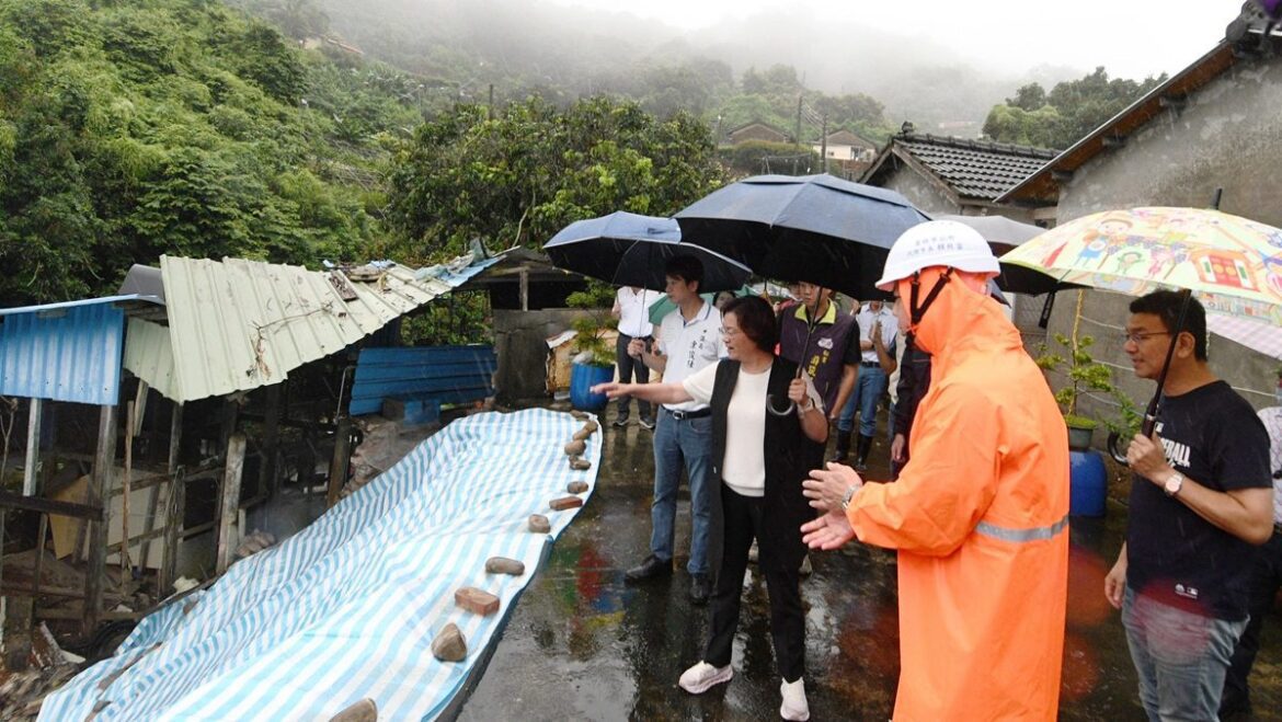 連日豪大雨員林市民宅土石坍塌  縣長王惠美現勘提供必要協助