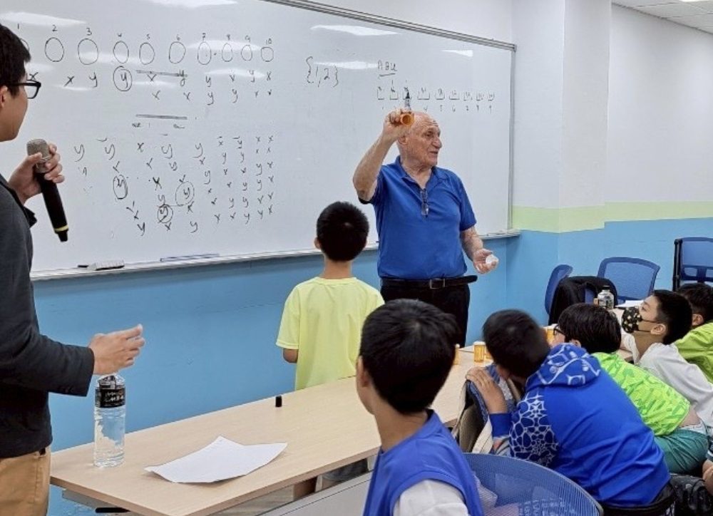 九九文教基金會+美國數學大聯盟㩗手激發小學生潛能   以接軌國際