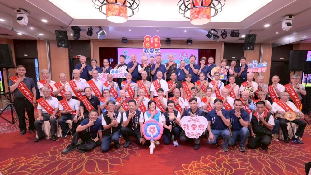 吉安鄉創意父親節表揚典禮溫馨登場  游淑貞頒贈34位模範父親與公益典範