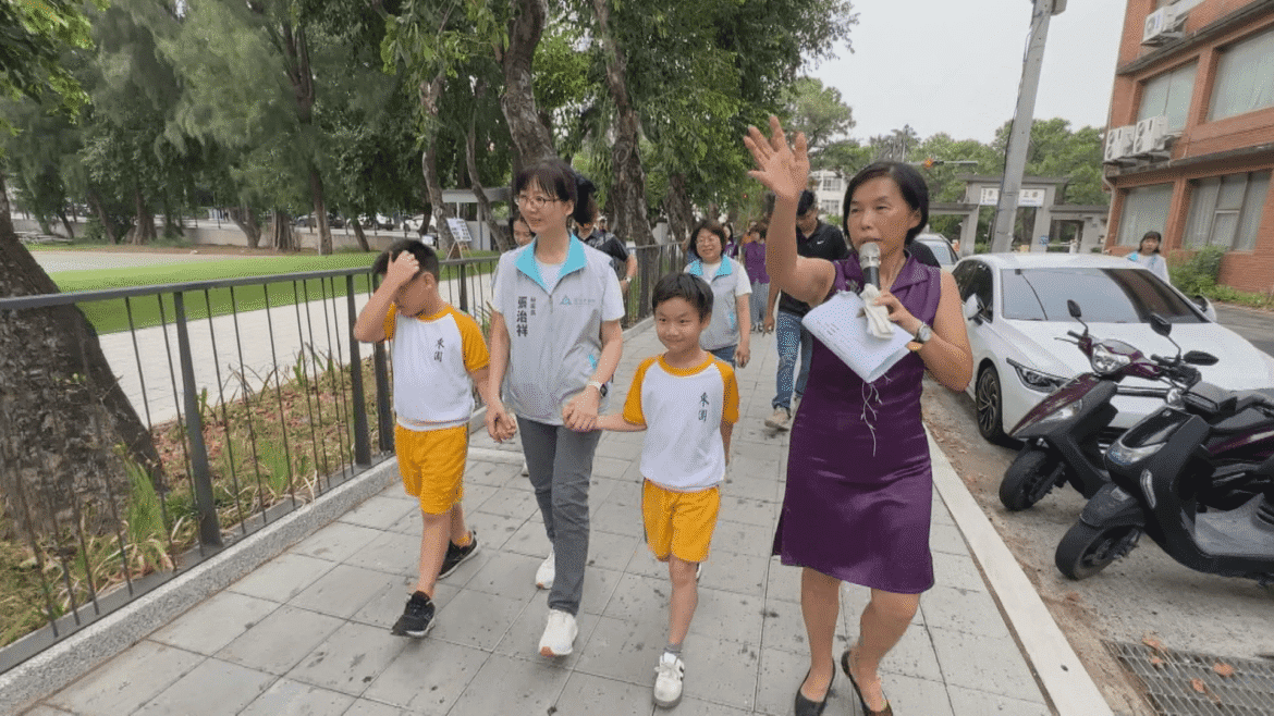 東園國小通學步道竣工  祕書長張治祥視察