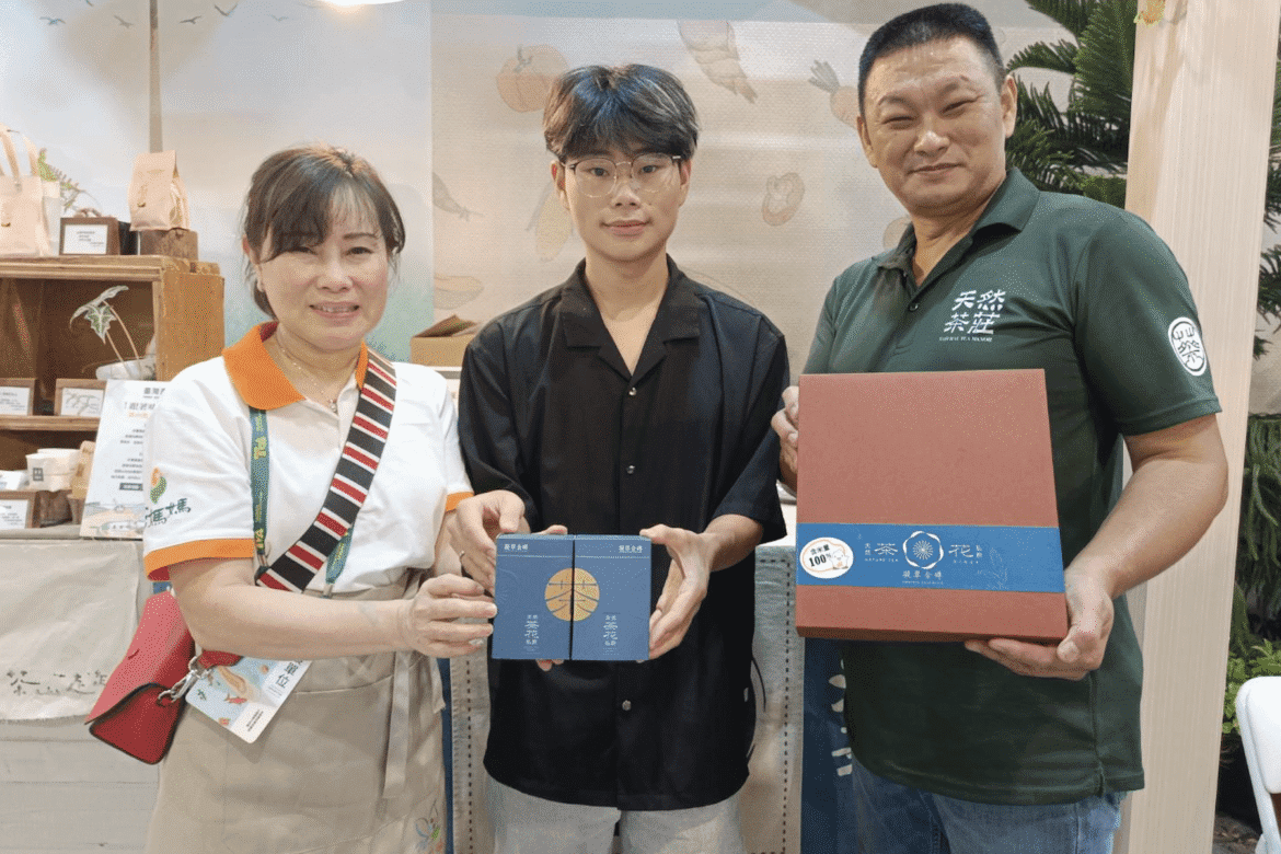 新北青農發威     茶香鳳梨酥「凝翠金磚」紅到日本     中秋預購享優惠