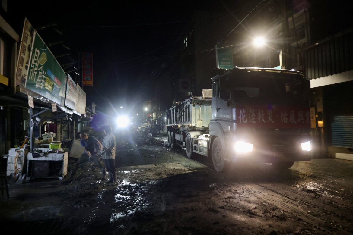 影音/花縣府與國軍深夜趕工清淤 加速恢復光復鄉市容