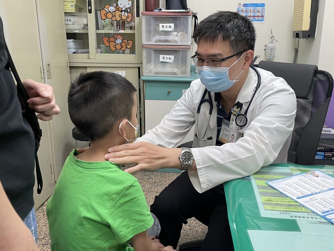 開學季兒童群聚腸病毒疫情「延長賽」 秀傳醫師呼籲：家長須提高警覺