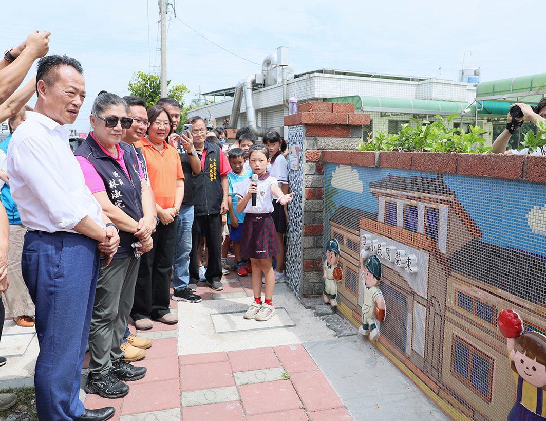 藝術走進社區　東榮國小打造罕見大型拼貼牆