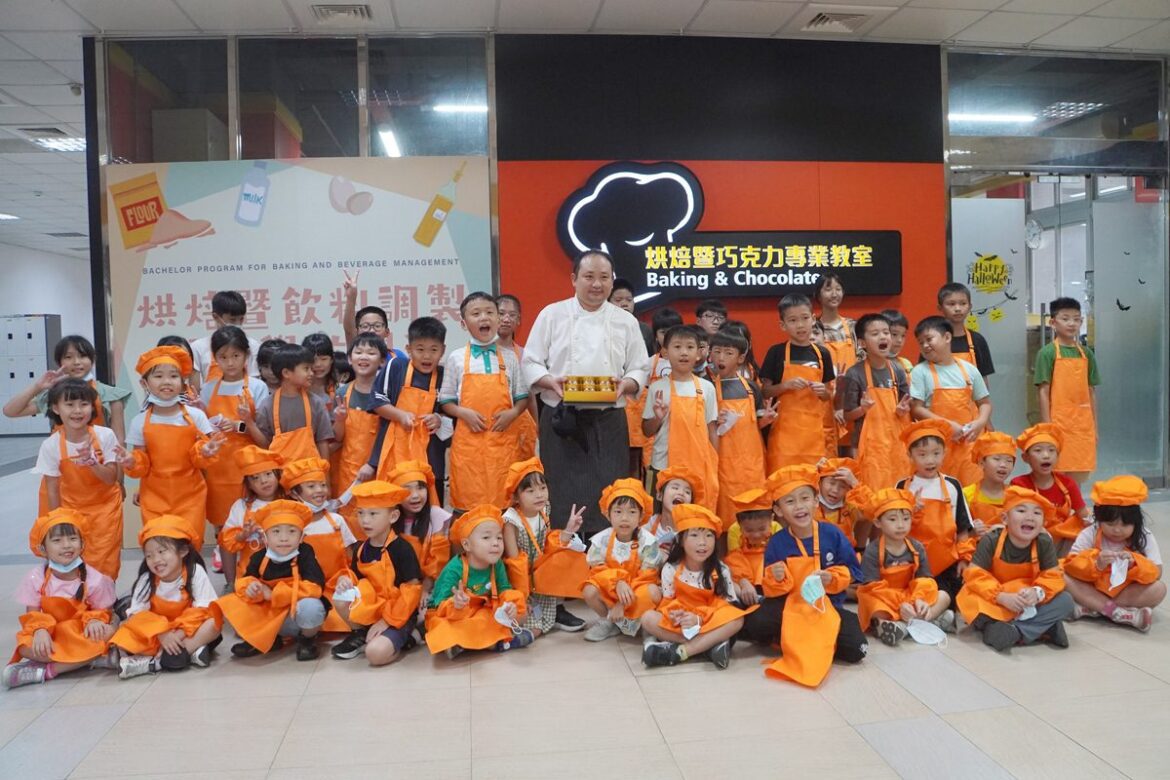 影音/大葉舉辦中秋月餅製作體驗活動  大手攜小手 開心體驗蛋黃酥製作
