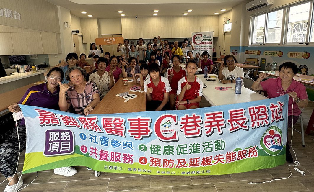 嘉義縣醫事C據點世代交流　長輩帶領學童回憶爆米香樂趣