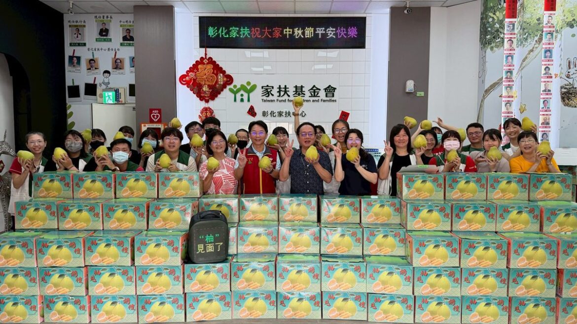直播主連續8年送暖彰化家扶  募集8000斤愛心柚贈家扶順利達標
