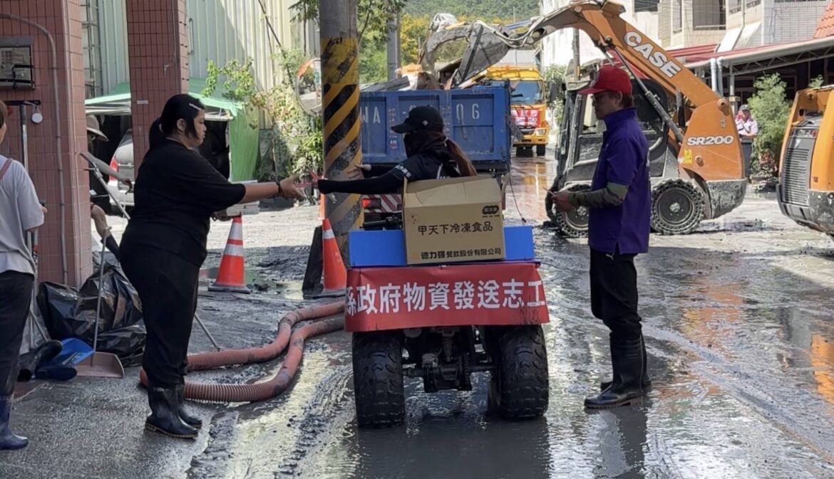 沙灘車隊奔赴災區送愛心便當  泥濘中傳送最溫柔的力量