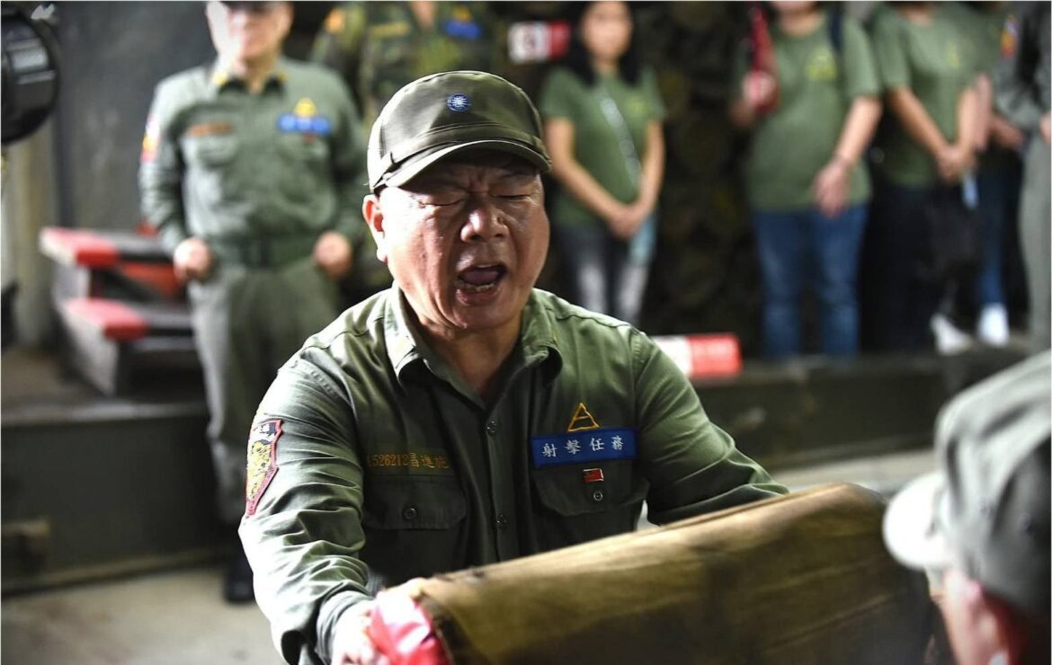 一呼百應 快動猛打！2025金門老兵召集令　獅山砲陣地八吋榴砲再現榮光