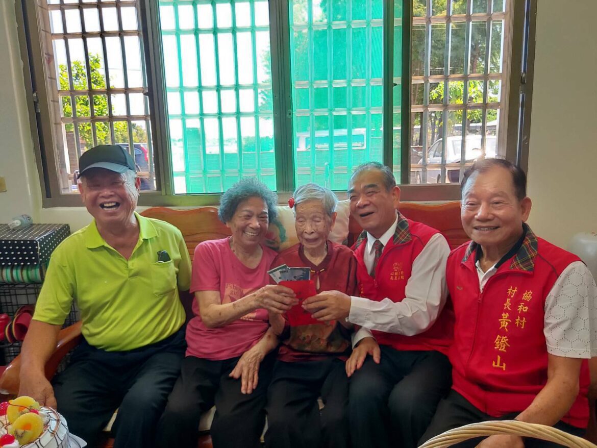 重陽敬老  五結鄉長訪百歲人瑞贈禮金送祝福