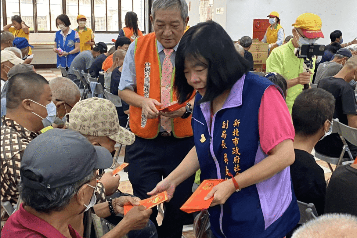 不只溫飽更有資源!善悅關懷協會媒合資源為街友義剪、義診     仕招基金會發紅包     清海無上師世界會贈月餅