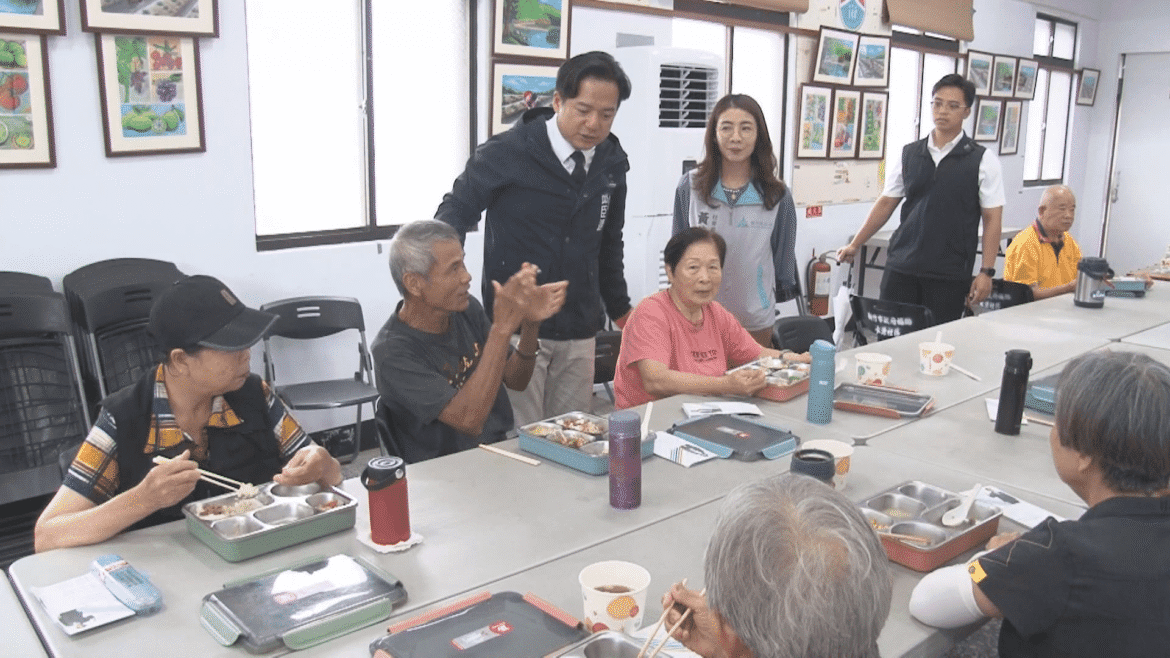 邱臣遠赴水源社區關懷據點  與長輩共進午餐
