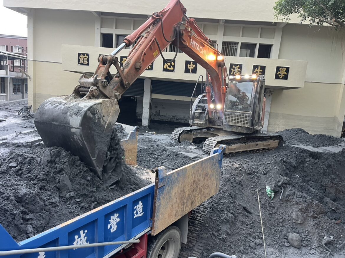 跨縣市教育夥伴 協助光復國中災後清淤