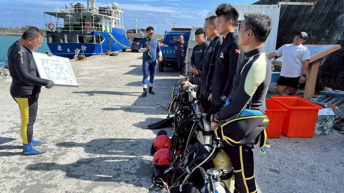 國際衝浪公開賽將登場  臺東縣動員潛水人員淨海清出388公斤海廢物