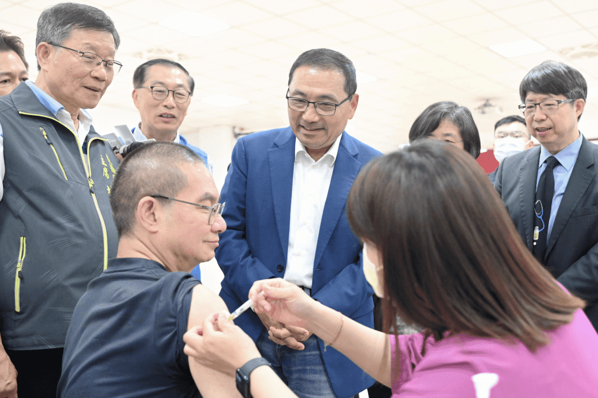 侯友宜喊話「左流右新」     新北公費流感、COVID-19疫苗開打     保障秋冬防疫安全