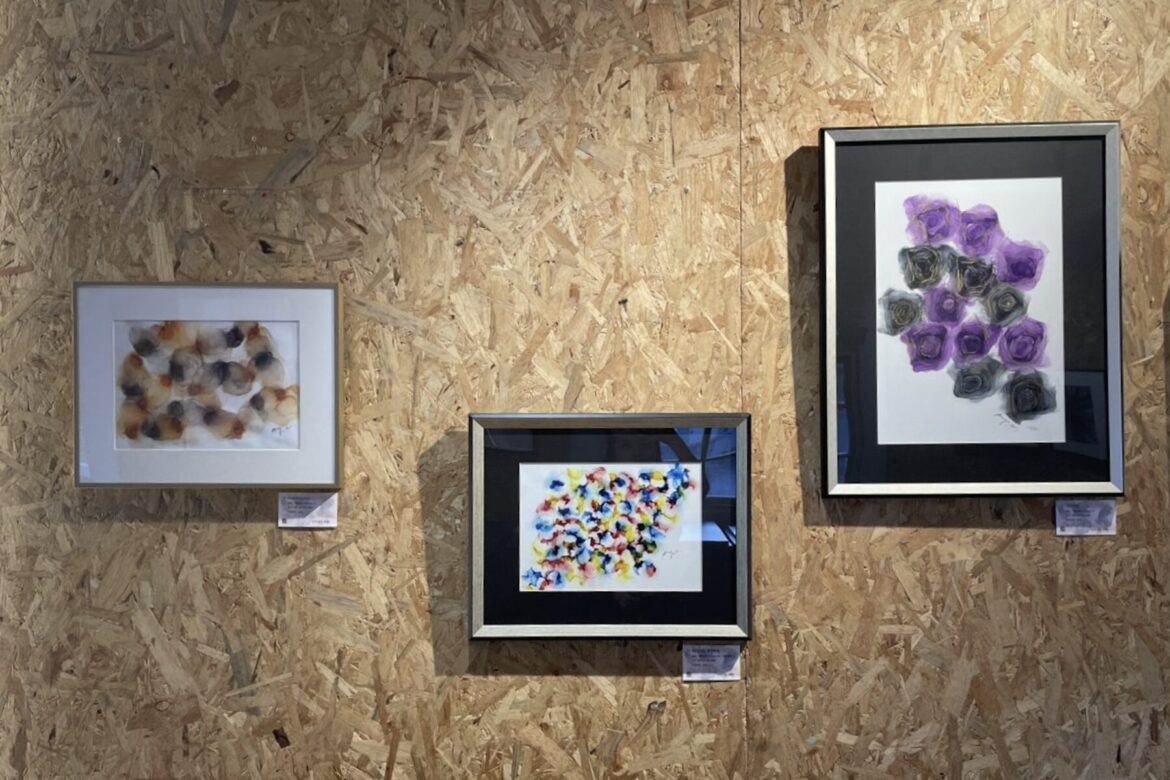 流動藝術探索愛     張愛維酒墨藝術展《Agape》空軍三重一村展出至11/16     期間開設療癒創作課程