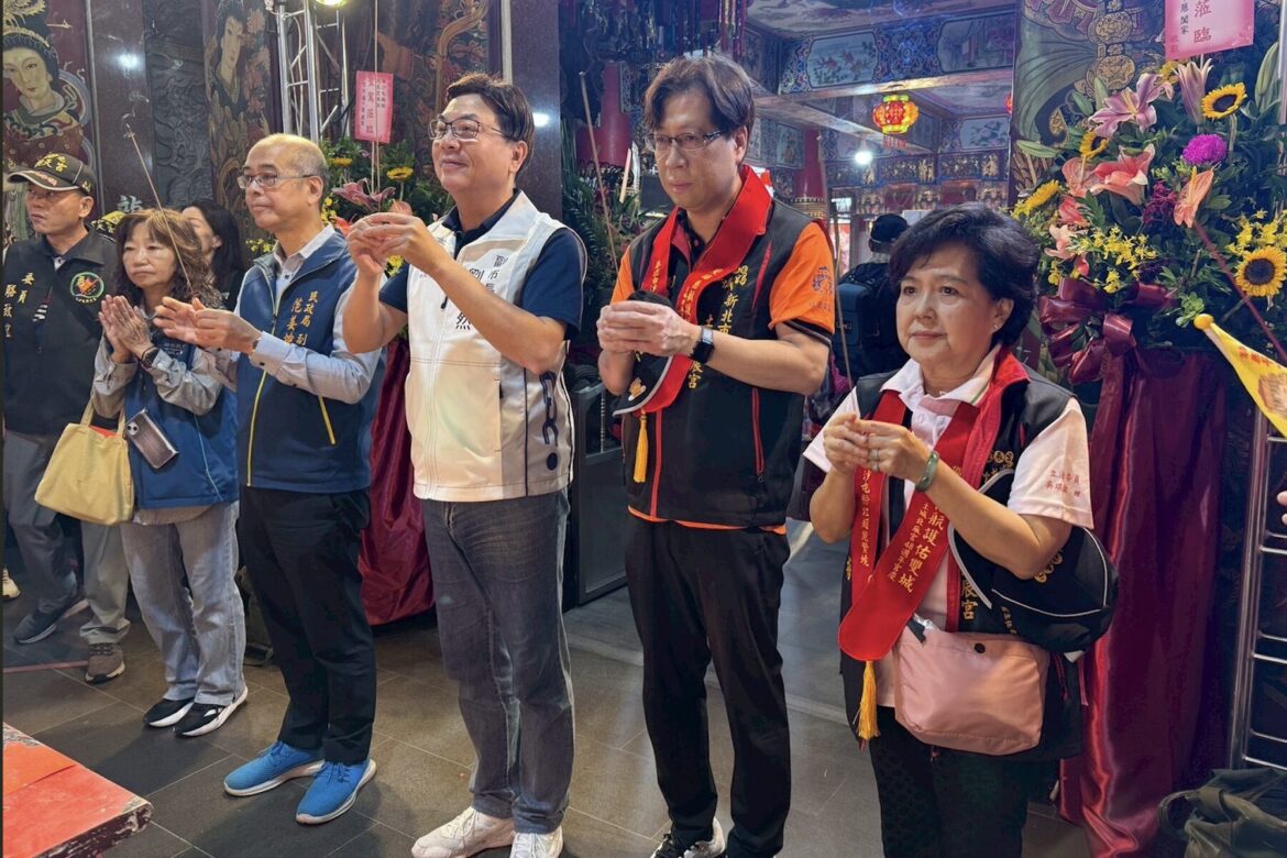 土城北辰宮48週年慶超有份量     恭迎白沙屯媽祖蒞臨     數千信眾「蹽過」土中雙區祈福
