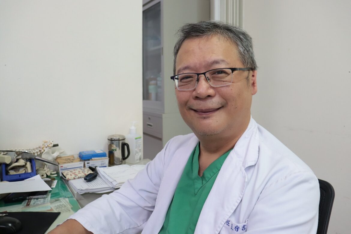 小耳醫師特徵昇華成良醫代號   王守吉榮獲衛福部資深典範醫師獎
