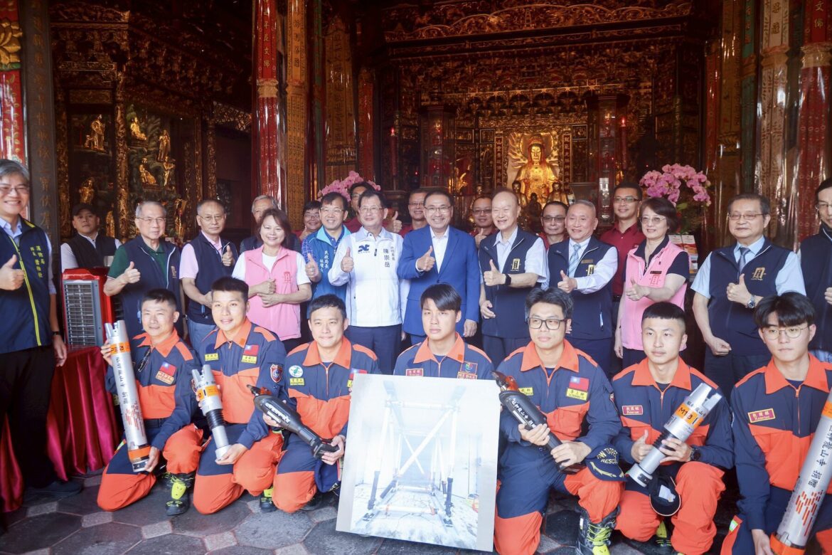 龍山寺長期熱心公益     助消防同仁完善救災救護裝備     侯友宜親自致謝