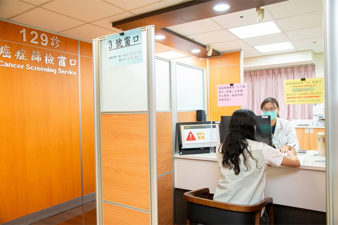 七旬翁便秘竟是7 公分大腸癌  彰基單孔達文西SP手術助順利除癌
