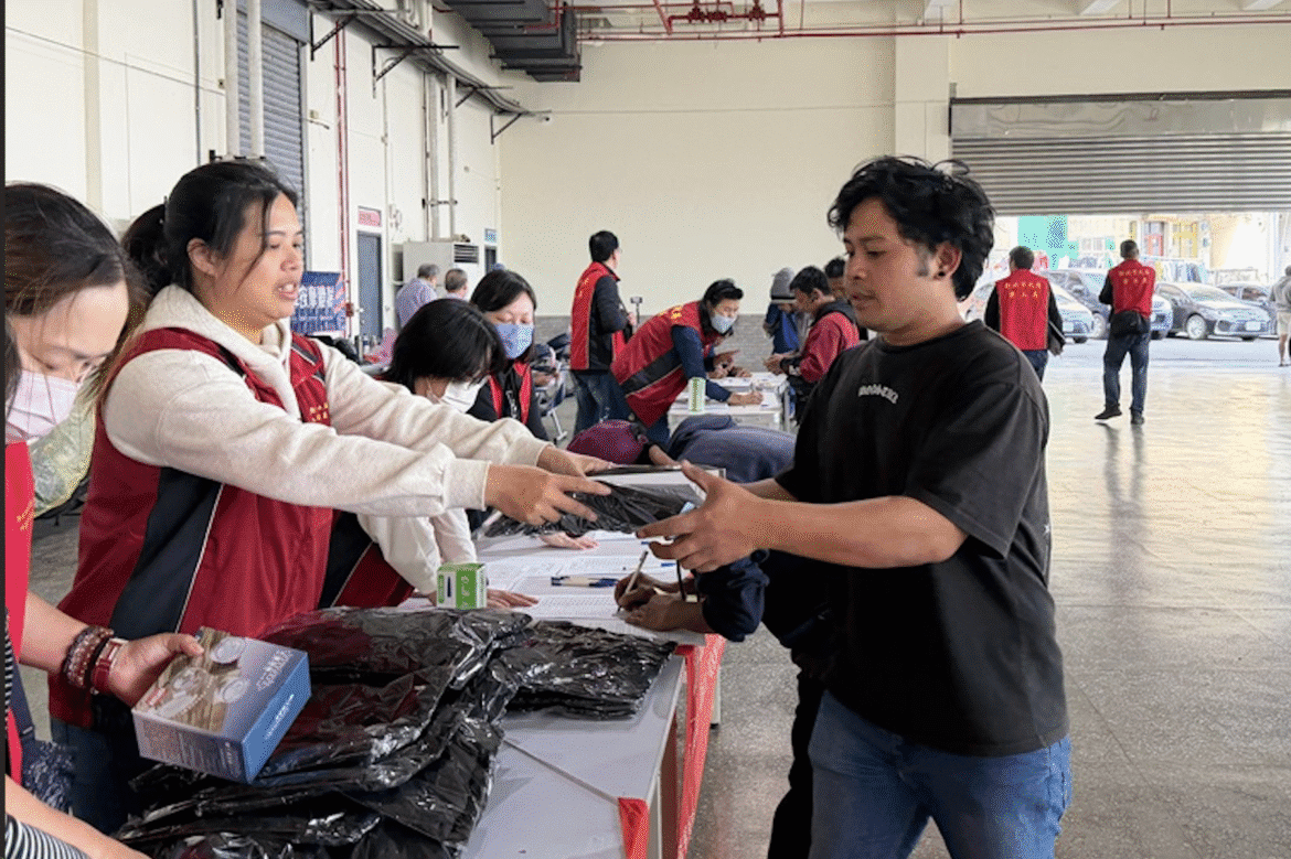 不只禦寒物資！新北市勞工局結合義診、義剪、按摩     讓外籍漁工感受濃濃台灣人情味