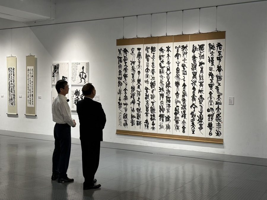 書法薪傳潤筆情誼 陳見賢出席「行歌拾穗」胡國龍書法展
