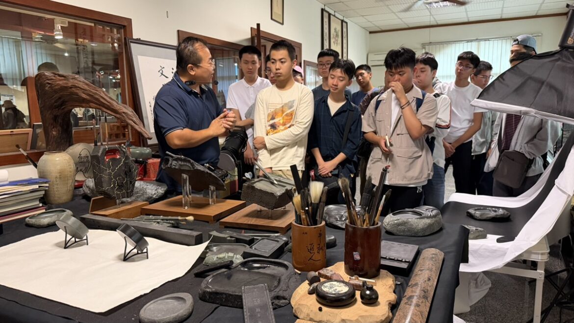 新加坡師生參訪二水經典小鎮  做石硯、品嘗復古餐廳的台式美味