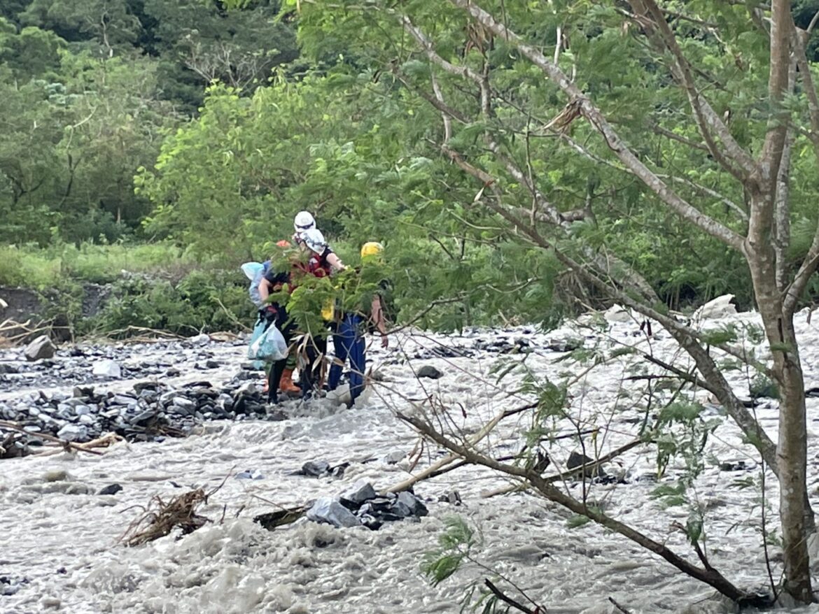 影音/宜蘭豪雨白米溪暴漲住戶受困 消防搶救脫困