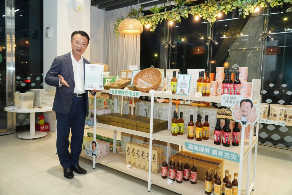 嘉義優鮮水產電商慶開幕    翁章梁與咪咪直播推優惠