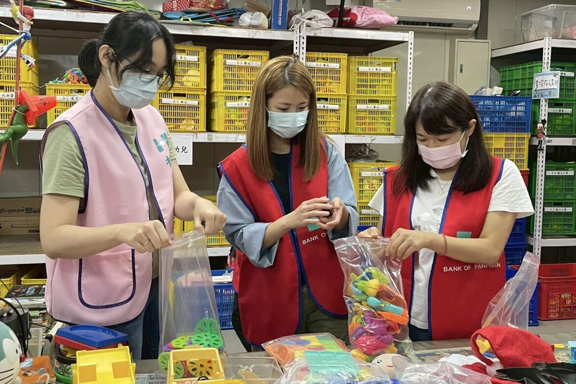 企業投入公益!板信商銀再次響應新北志願服務     號召同仁利用週末擔任「玩具志工」