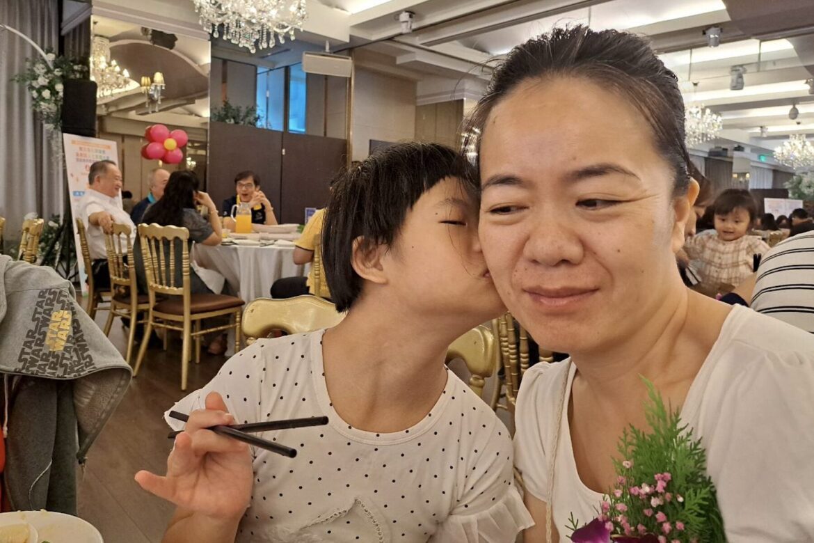 吞嚥訓練兩年     五股陳立群獲模範家屬表揚     從一粒米飯帶領插鼻胃管女兒正常進食