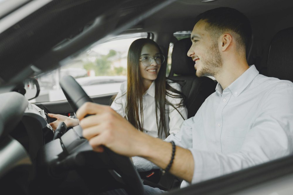 輕旅行自駕攻略：掌握購車與租車成本效益與地區服務特色