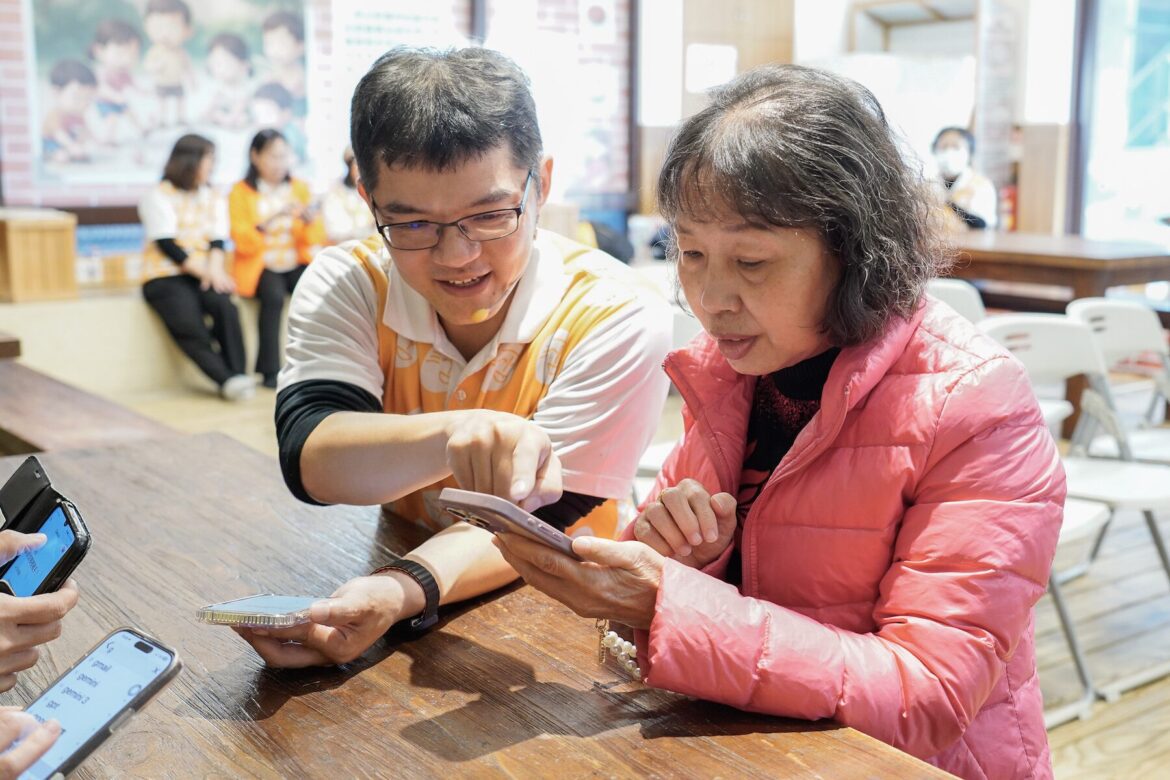 不當數位難民！新北市據點數位陪伴員上線     協助長輩輕鬆掛號、搭車、線上購物