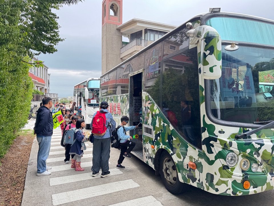 搭公車、學安全、看藝術　連江縣辦理乘車體驗　深耕學童交通意識