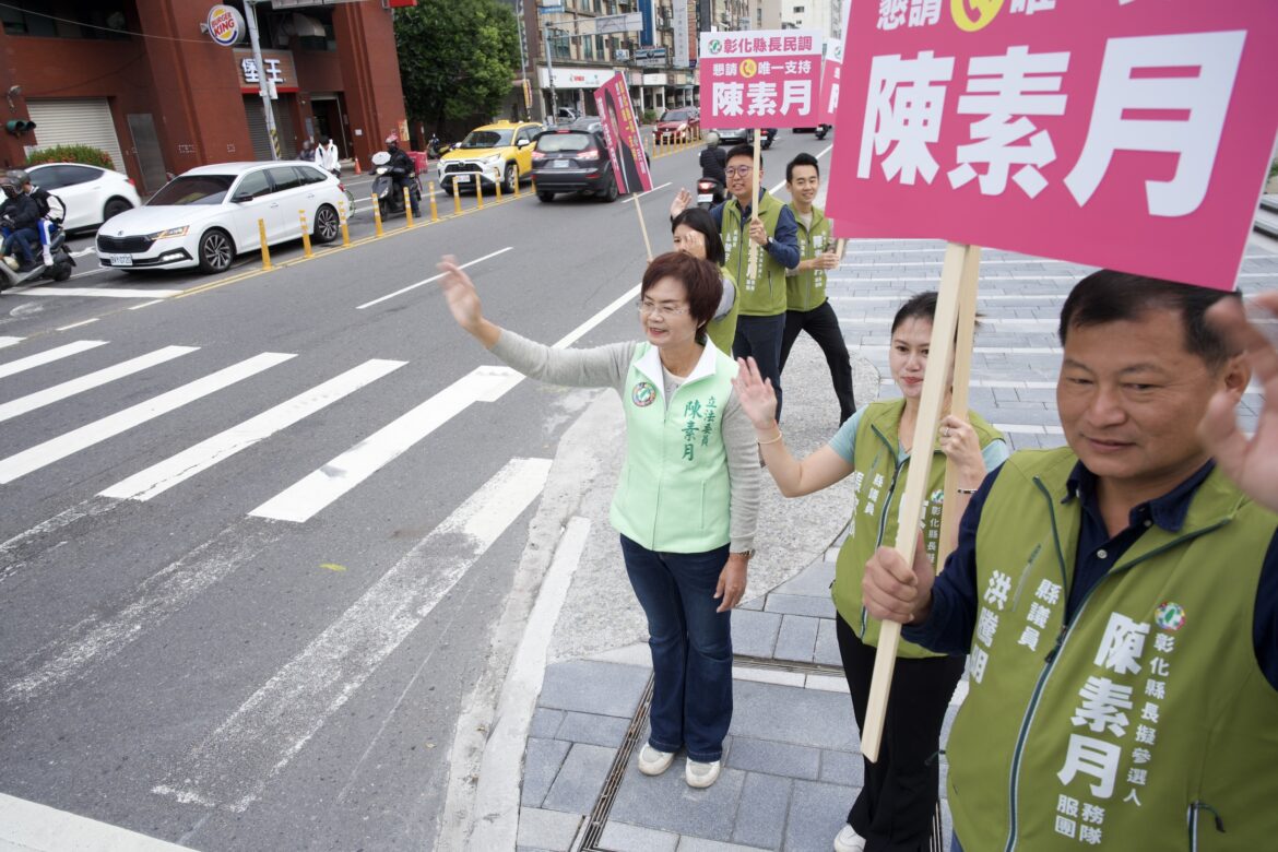 影音/爭取民進黨彰化縣長提名  陳素月母雞帶小雞市場拜票力拚初選過關