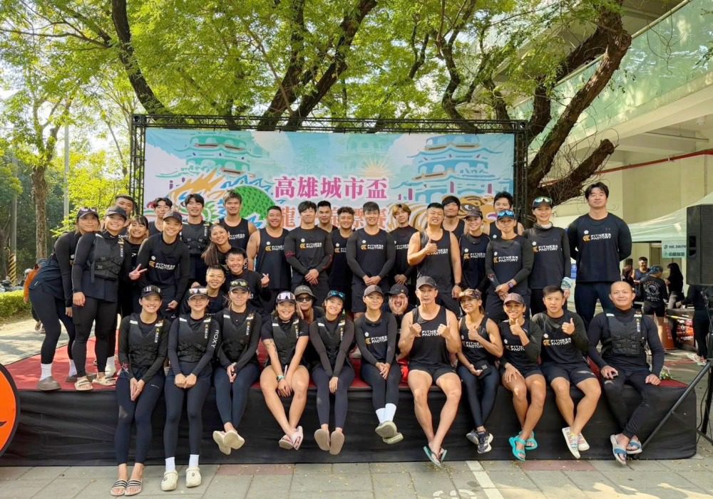 2025高雄城市盃龍舟錦標賽    健身工廠龍舟隊勇奪全場冠軍！