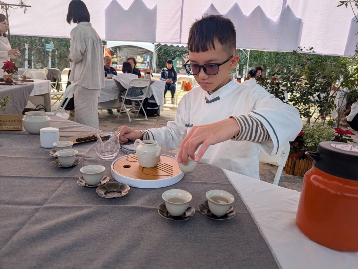 小學生化身司茶人　嘉義新住民茶藝協會辦小小泡茶師成果發表
