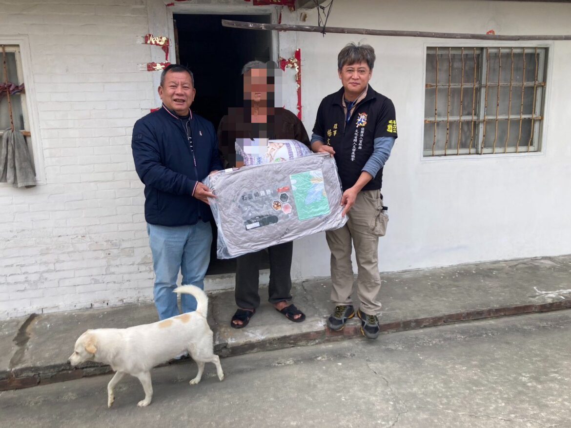 寒冬送暖不缺席　雲林文化古蹟人文發展協會親送棉被關懷邊緣戶