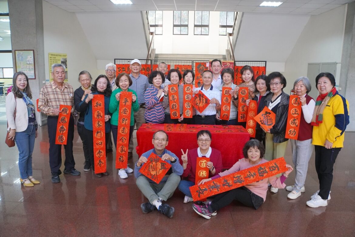 大葉長青大學春聯義賣  學員揮毫助弱勢