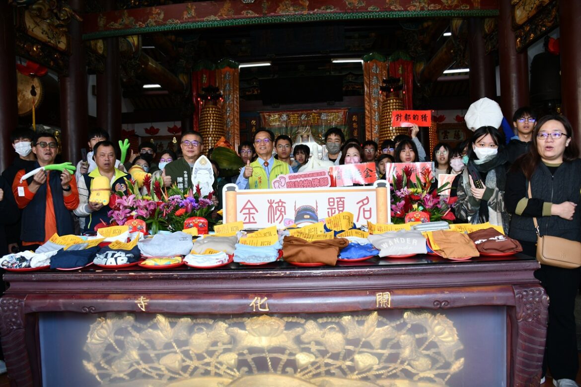 開化寺舉辦為考生祈福「臨試抱佛腳」　盼藉由「神助」一舉金榜題名