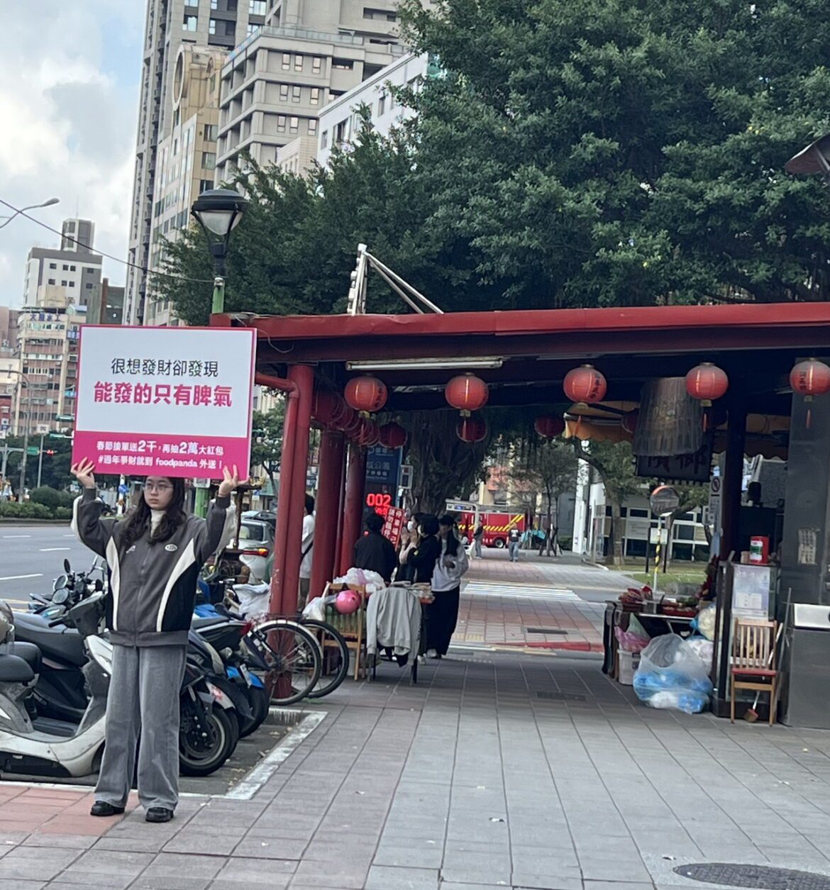 跑單送2千抽2萬！foodpanda廟口舉牌超中肯　上班族苦笑：過年只好靠兼差翻身